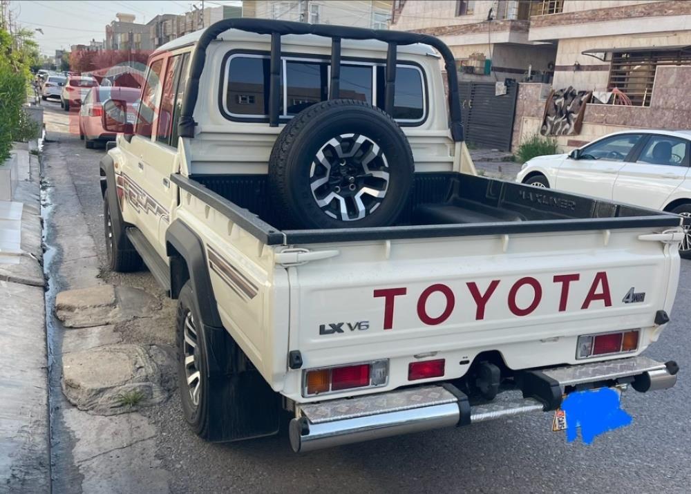 تويوتا لاند كروزر 70 بيك اب